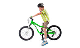 El debate de los materiales para un niño que empieza la bici.