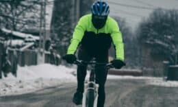 Consejos y razones para abrigar a los niños al practicar ciclismo