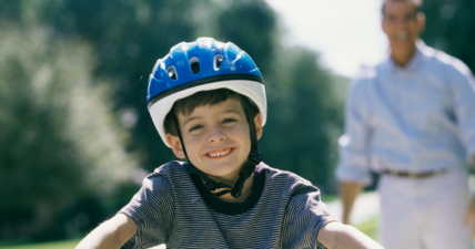 Cómo equipar a los niños para sus primeras salidas en bici