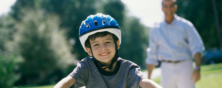 Cómo equipar a los niños para sus primeras salidas en bici