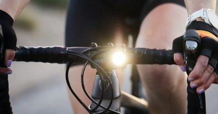 ¿Qué dice la normativa sobre circular con las luces obligatorias en bicicleta?