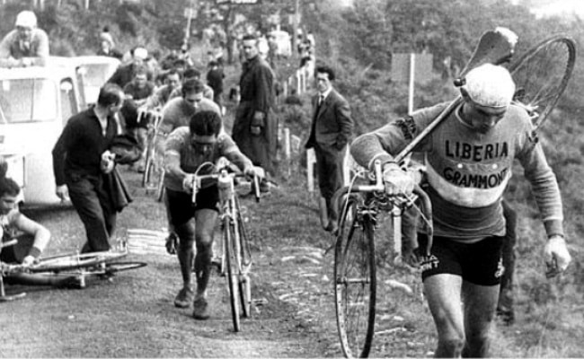 El Muro de Sormano subido con la bicicleta a cuestas.