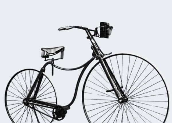 ¿Cuándo se inventó la primera bicicleta con pedales?