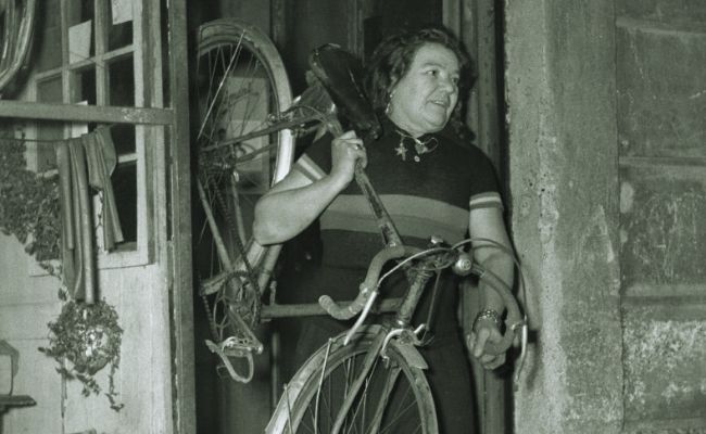 Alfonsina Strada después de retirarse, manteniendo la bicicleta como un estilo de vida.